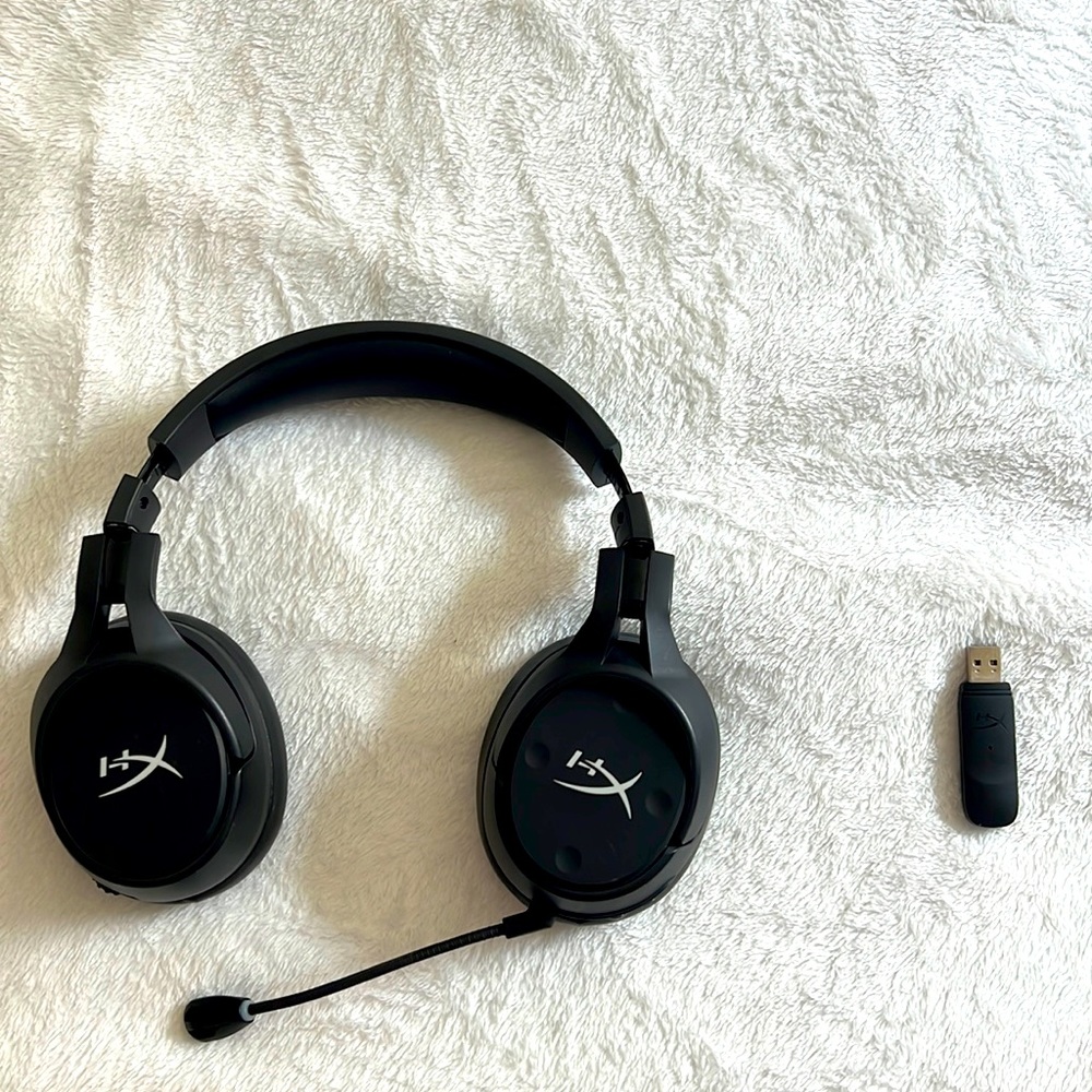 hyper x mic. wireless, usb charger. great condition.
